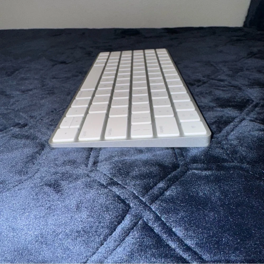 Apple Magic Keyboard- Lightening Port